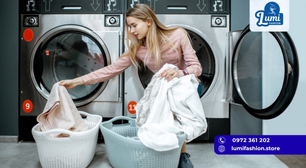 Su-dung-muoi-va-dam-cung-la-phuong-thuc-hieu-qua-giup-khoa-mau-quan-ao