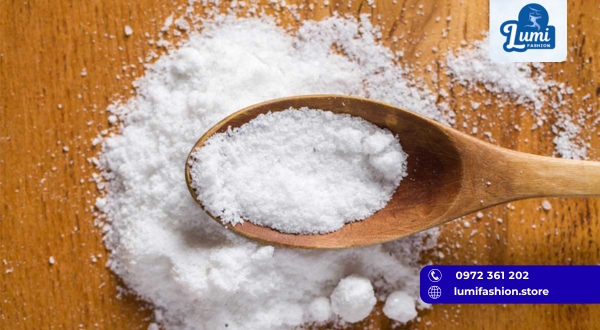 Su-dung-muoi-va-dam-cung-la-phuong-thuc-hieu-qua-giup-khoa-mau-quan-ao