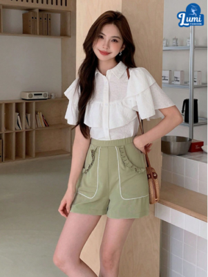Áo sơ mi nữ EastFlair màu trắng tay ngắn cổ đứng, thiết kế xẻ tà nhiều lớp bèo mạ, kiểu dáng rộng thoải mái, phong cách thanh lịch.